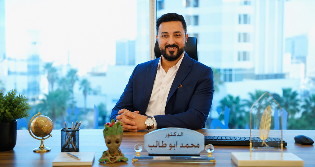 الدكتور محمد جعفر أبو طالب في عيادته
